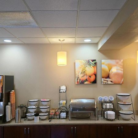 Comfort Inn & Suites Grafton-Cedarburg エクステリア 写真