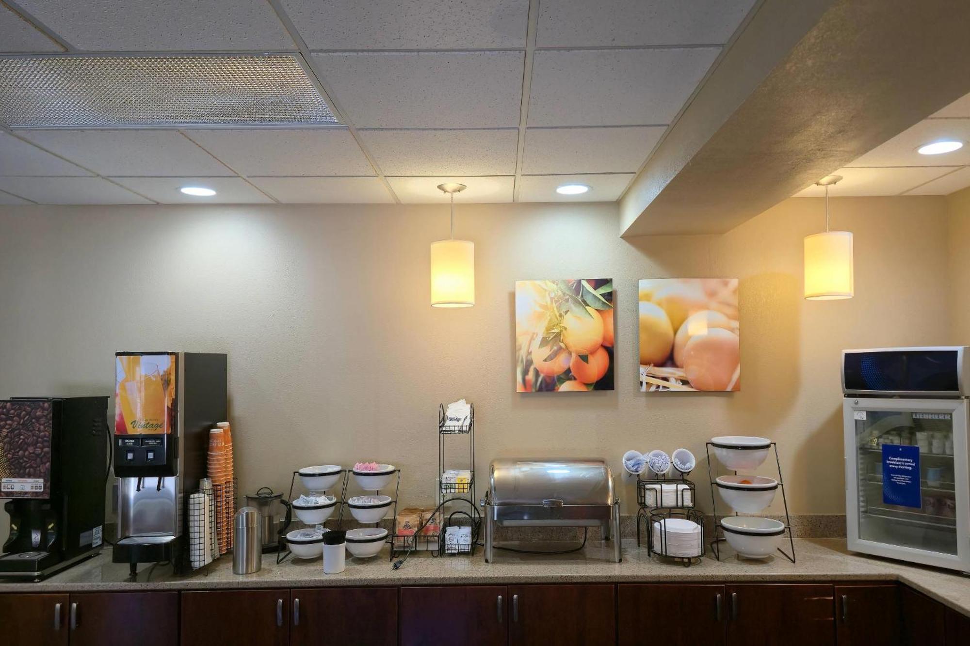 Comfort Inn & Suites Grafton-Cedarburg エクステリア 写真